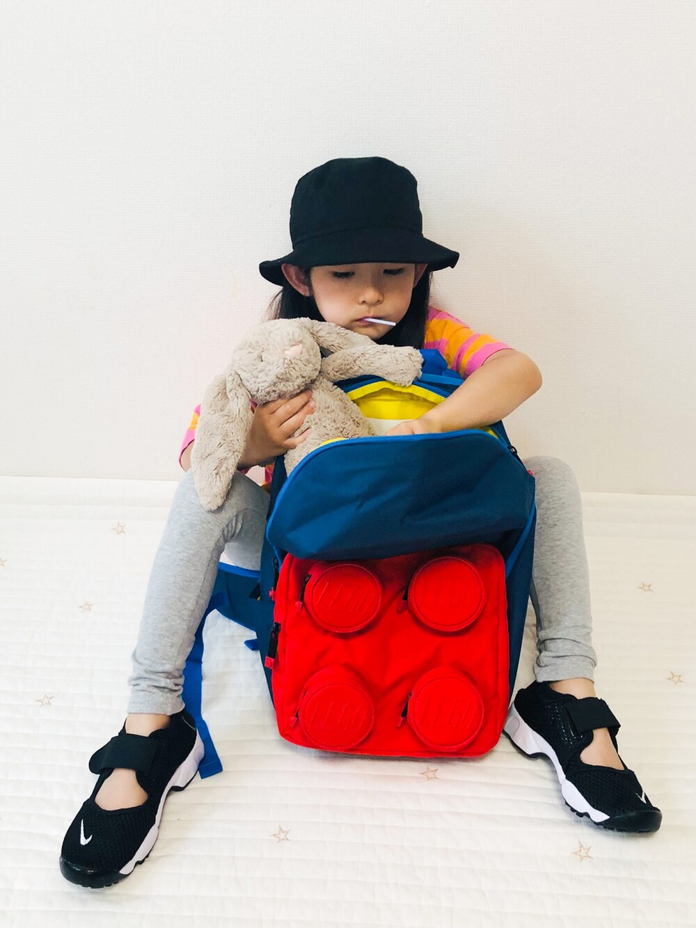 その他のバックパック/リュック、ピンク系のTシャツ/カットソー、ブラック系のスニーカーを着用したキッズの夏コーディネートの4枚目の写真