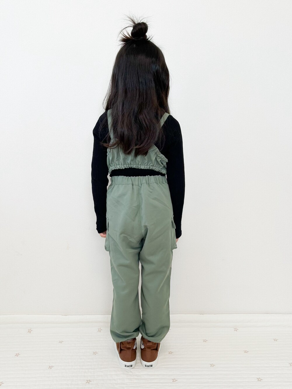 ベージュ系のサロペット/オーバーオール、グリーン系のサロペット/オーバーオールを着用したキッズの春コーディネートの3枚目の写真