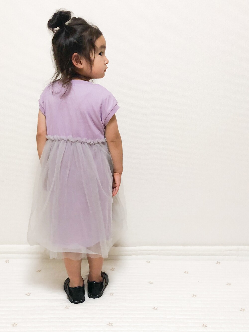 パープル系のワンピース、ブラック系のサンダルを着用したキッズの夏コーディネートの4枚目の写真