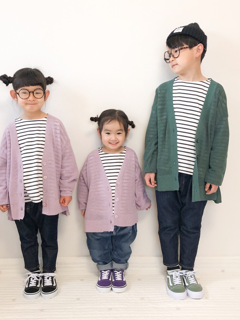 ブルー系のデニムパンツ、ブルー系のデニムパンツ、ブルー系のデニムパンツを着用したキッズの春コーディネートの2枚目の写真