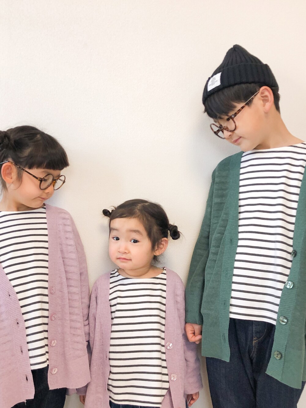 ブルー系のデニムパンツ、ブルー系のデニムパンツ、ブルー系のデニムパンツを着用したキッズの春コーディネートの4枚目の写真