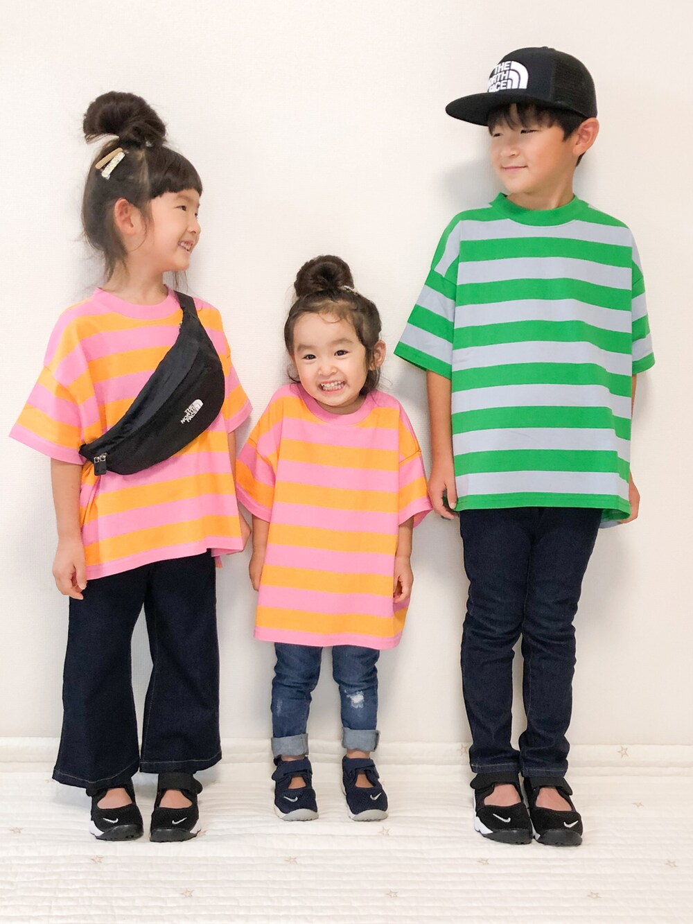 ブルー系のデニムパンツ、ブルー系のデニムパンツ、ピンク系のTシャツ/カットソーを着用したキッズの夏コーディネートの2枚目の写真