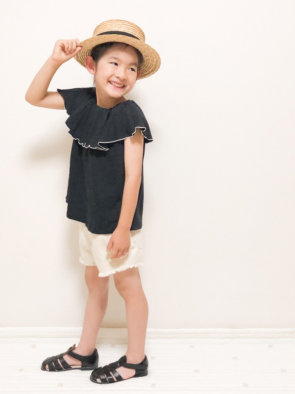 ブラック系のシャツ/ブラウス、ホワイト系のその他パンツ、ブラック系のサンダルを着用したキッズの夏コーディネートの2枚目の写真