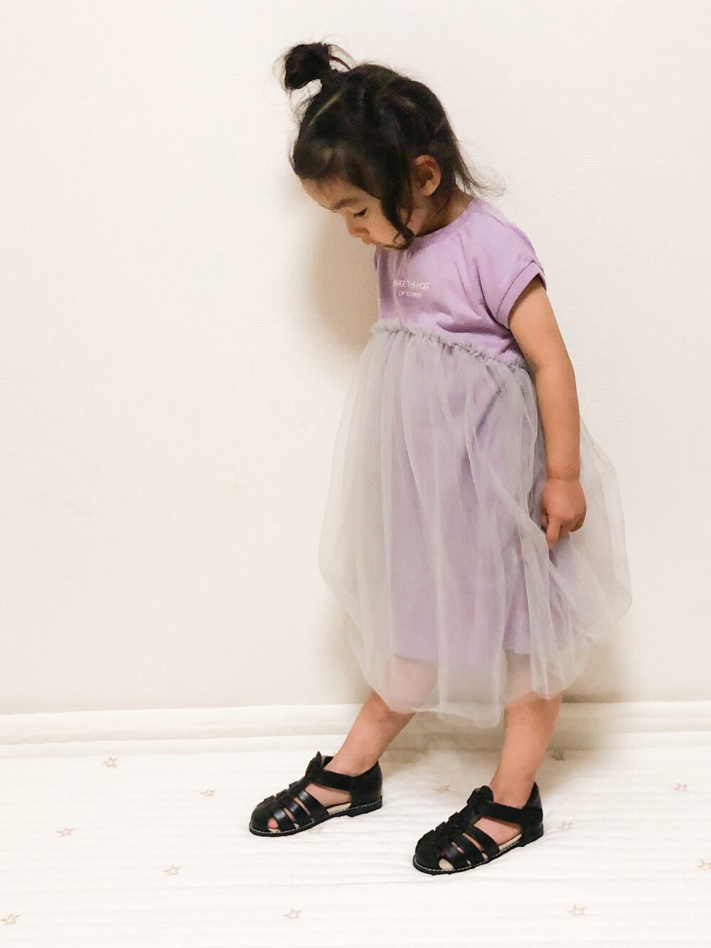 パープル系のワンピース、ブラック系のサンダルを着用したキッズの夏コーディネートの5枚目の写真