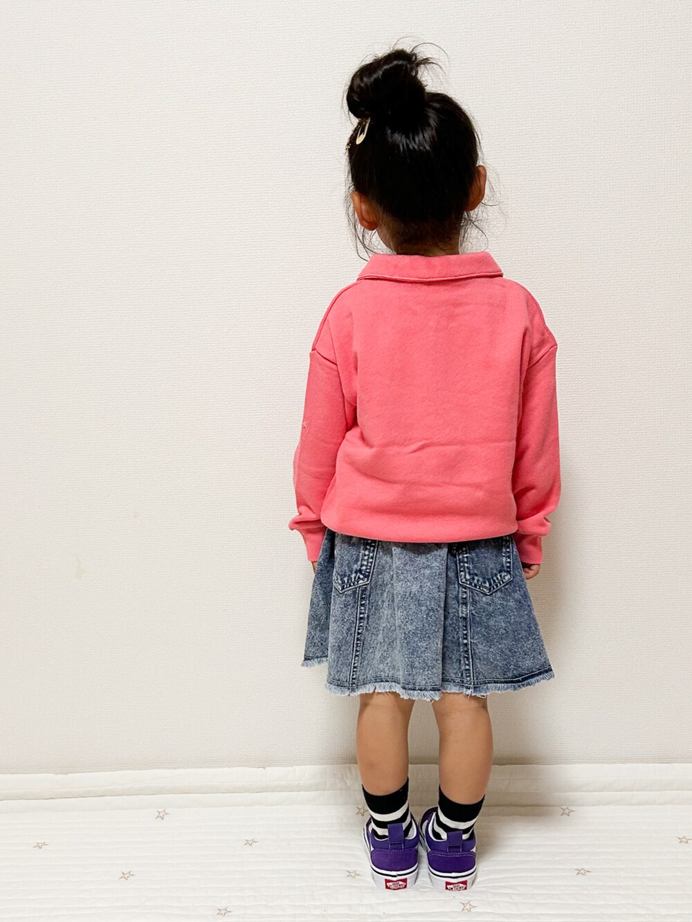 ピンク系のスウェット、ブルー系のスカートを着用したキッズの冬コーディネートの5枚目の写真