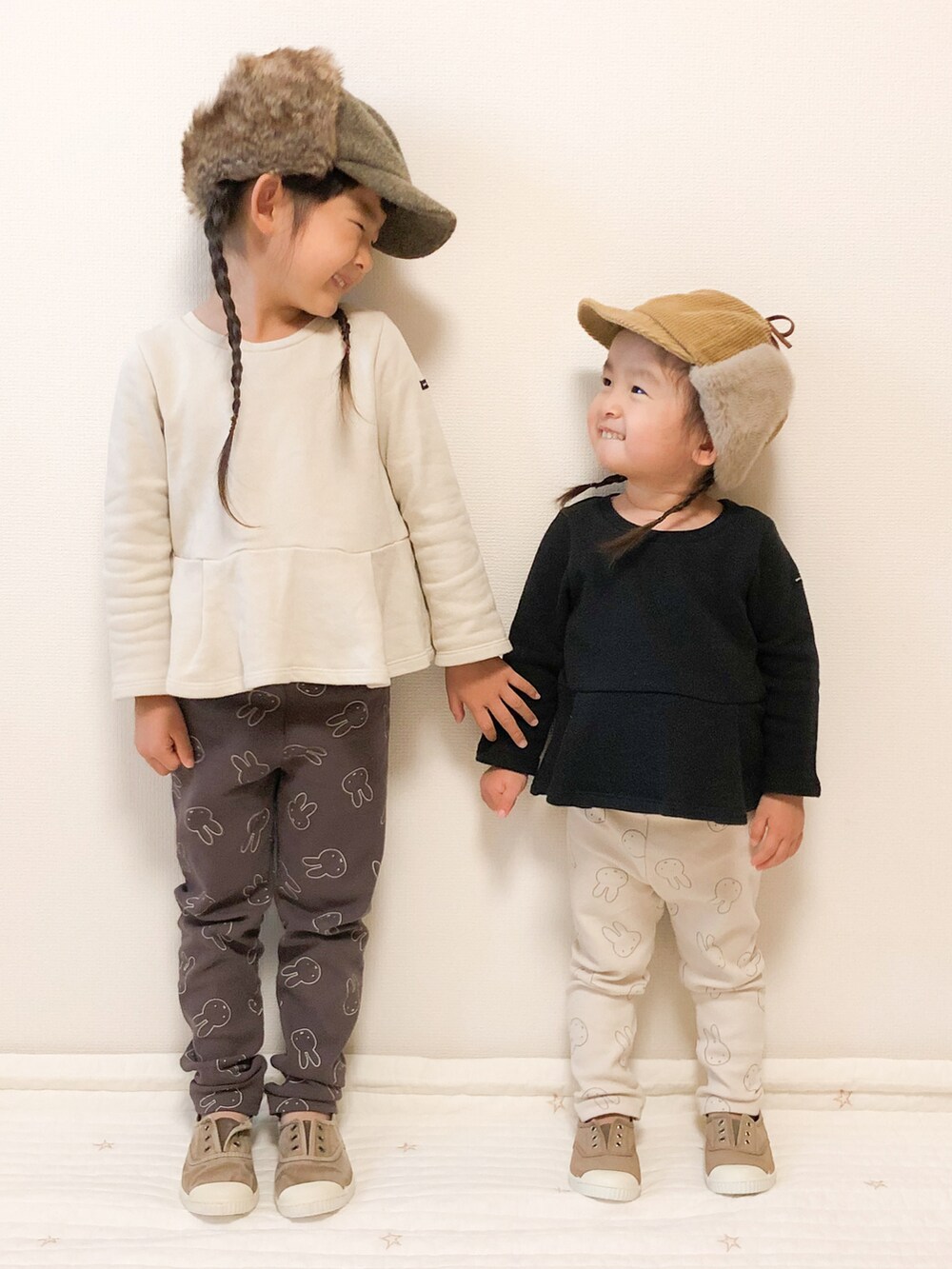 ブラック系のスウェット、ベージュ系のスウェット、ブラウン系のモカシン/デッキシューズを着用したキッズの秋コーディネートの4枚目の写真