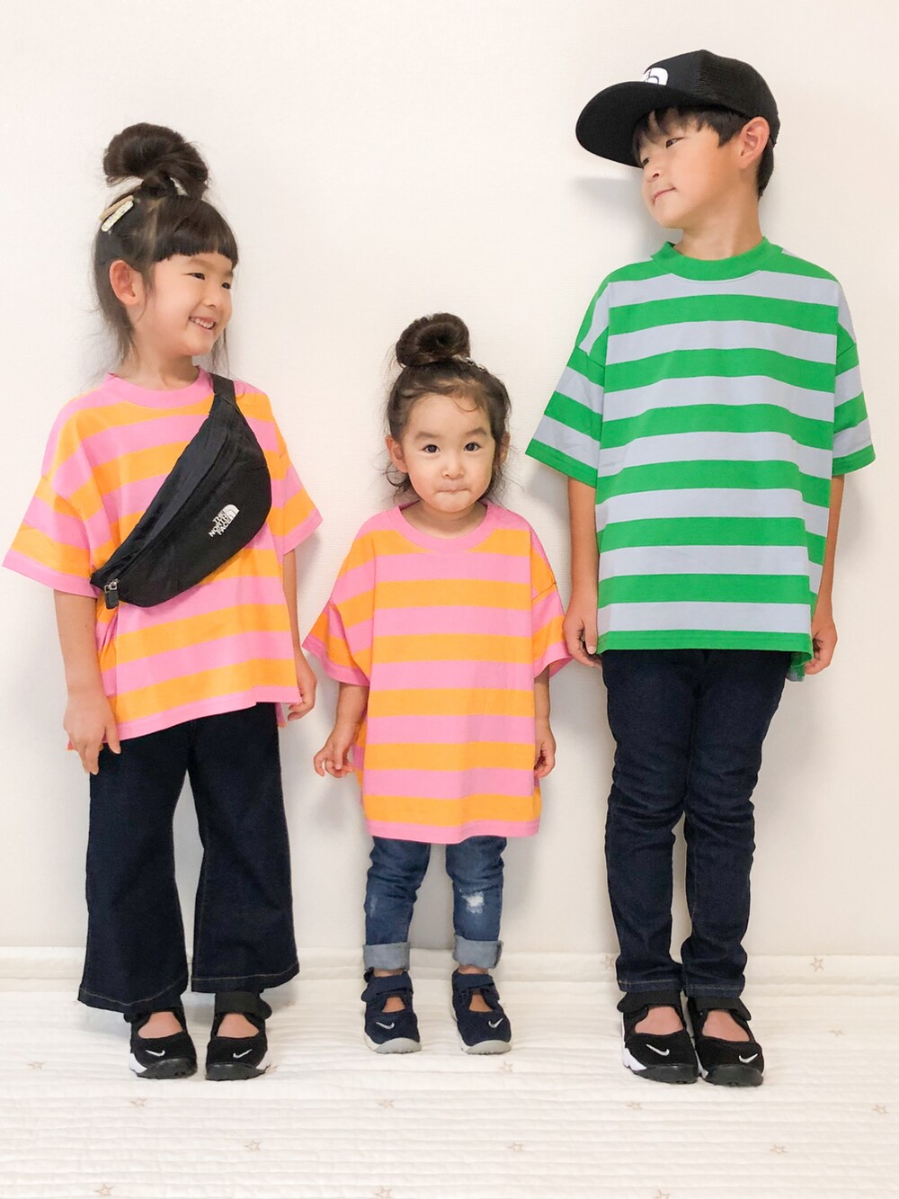 ブルー系のデニムパンツ、ブルー系のデニムパンツ、ピンク系のTシャツ/カットソーを着用したキッズの夏コーディネートの3枚目の写真