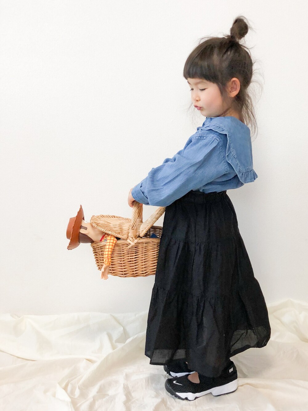 ブラック系のスニーカー、ブルー系のシャツ/ブラウス、ブラック系のスカートを着用したキッズの春コーディネートの3枚目の写真