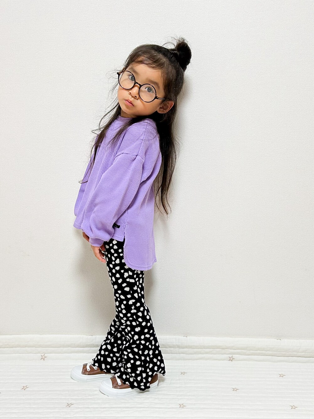 ブラウン系のその他パンツ、パープル系のTシャツ/カットソー、ホワイト系のTシャツ/カットソーを着用したキッズの冬コーディネートの2枚目の写真