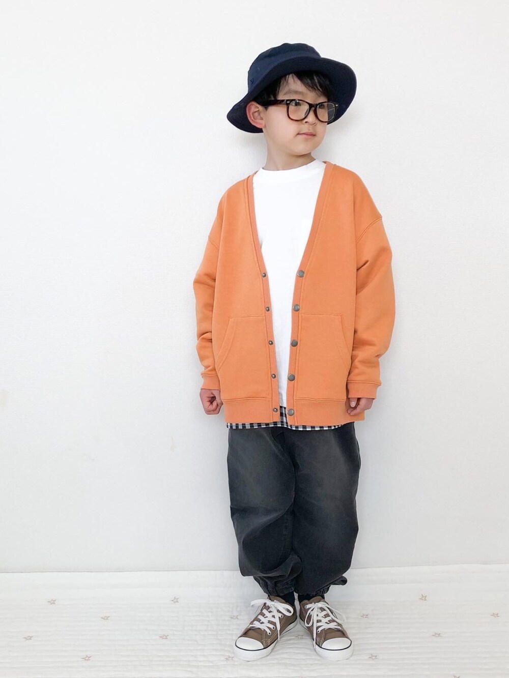 グレー系のデニムパンツ、オレンジ系のカーディガン/ボレロ、ホワイト系のTシャツ/カットソーを着用したキッズの春コーディネートの5枚目の写真