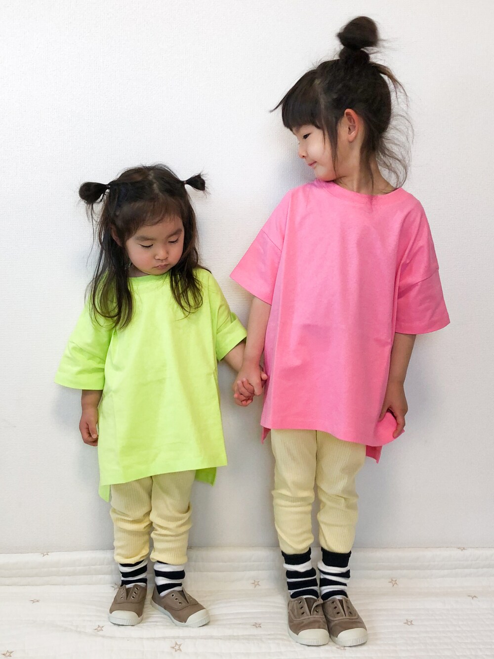 ピンク系のTシャツ/カットソー、イエロー系のTシャツ/カットソー、ブラウン系のモカシン/デッキシューズを着用したキッズの春コーディネートの2枚目の写真