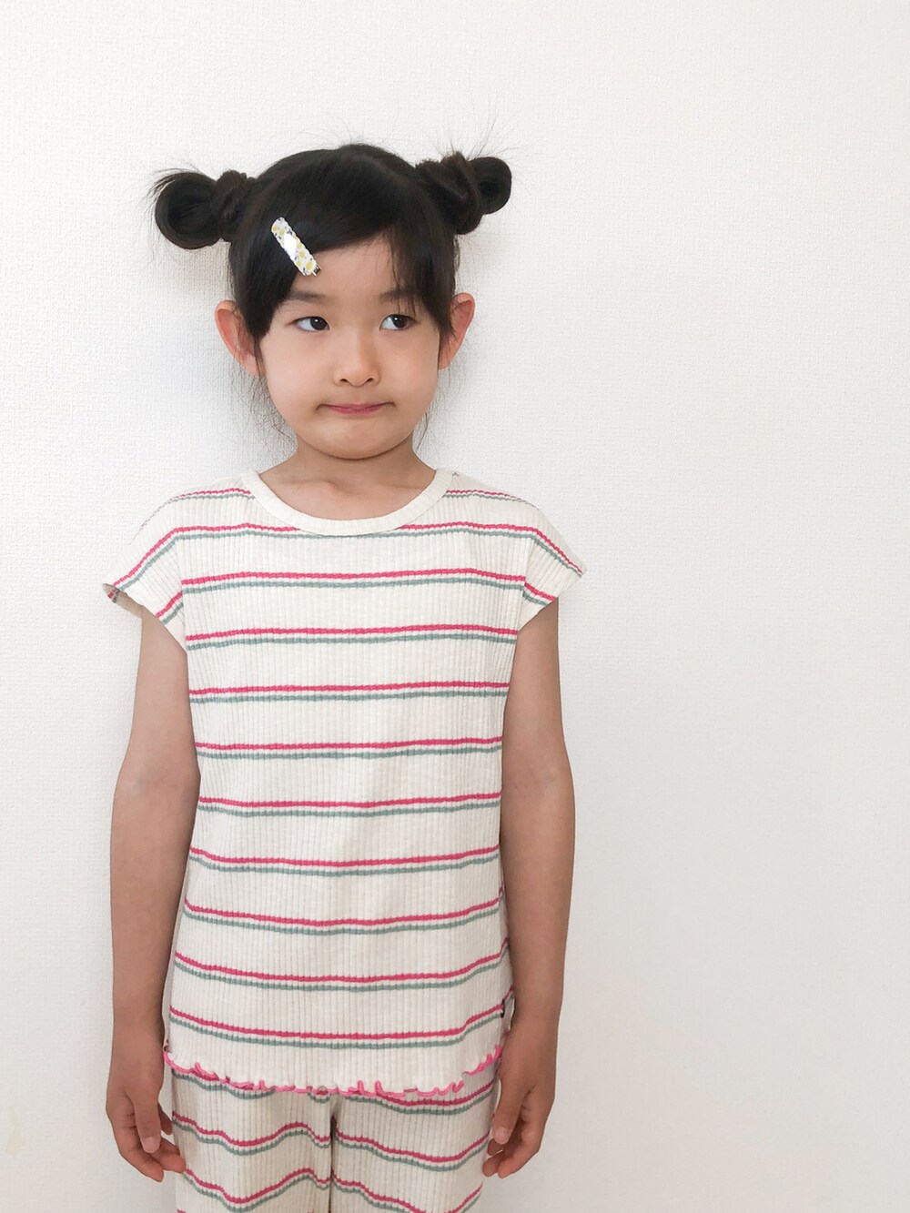 その他のTシャツ/カットソー、その他のその他パンツ、ブラック系のサンダルを着用したキッズの夏コーディネートの3枚目の写真