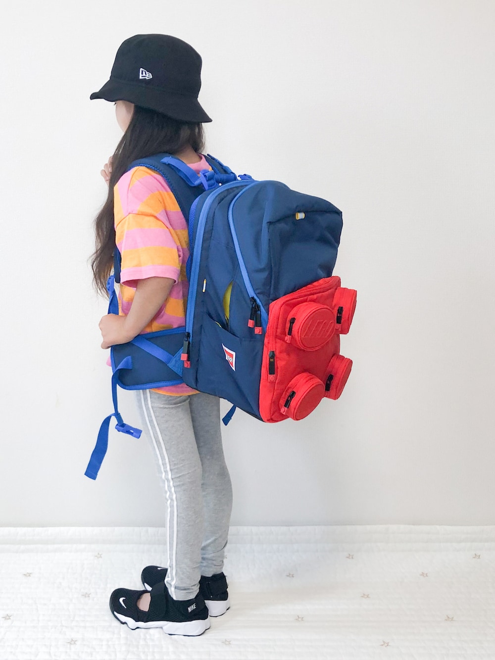 その他のバックパック/リュック、ピンク系のTシャツ/カットソー、ブラック系のスニーカーを着用したキッズの夏コーディネートの2枚目の写真