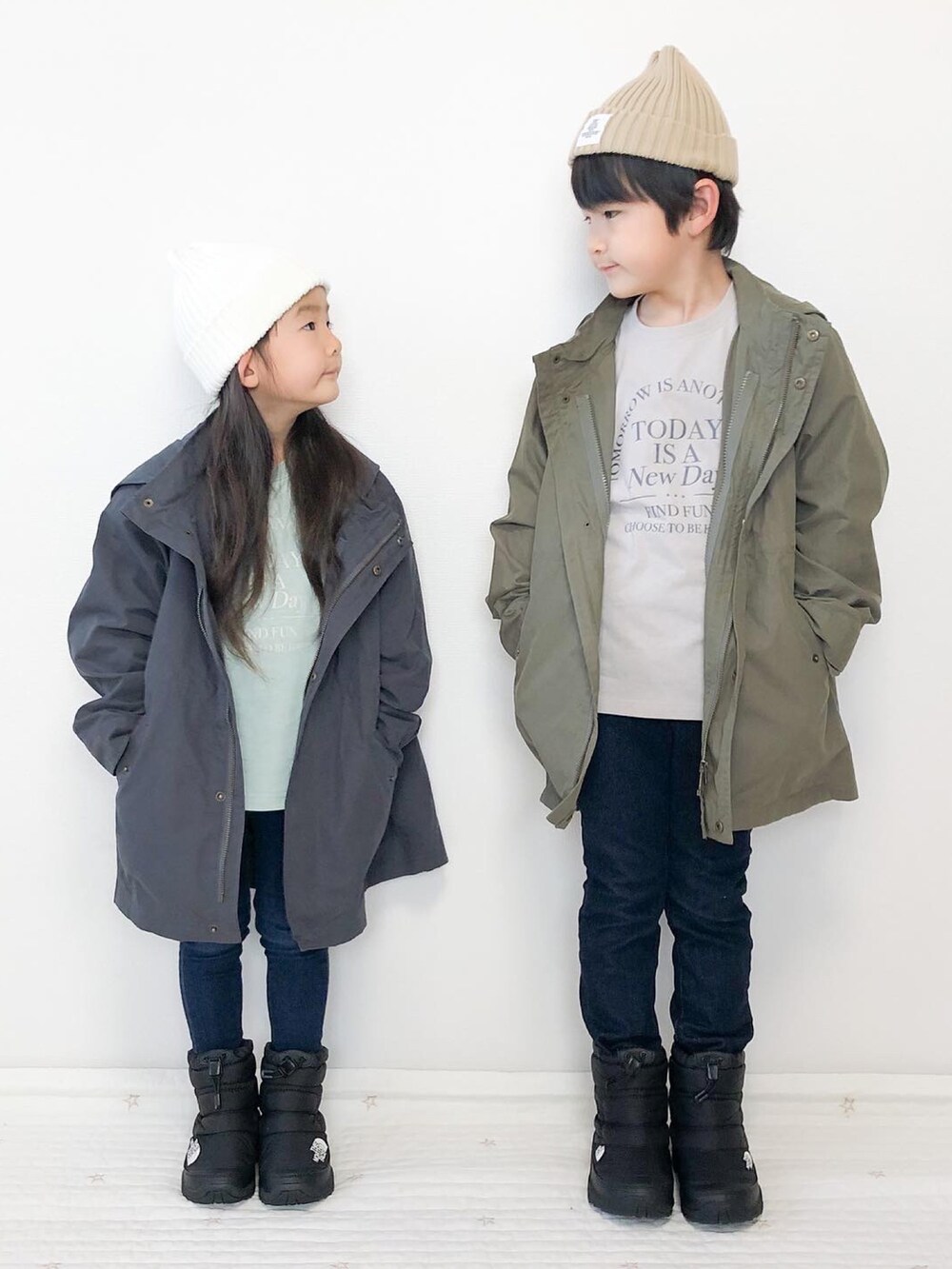 ブルー系のデニムパンツ、ブルー系のその他パンツ、ブラック系のブーツを着用したキッズの冬コーディネートの2枚目の写真