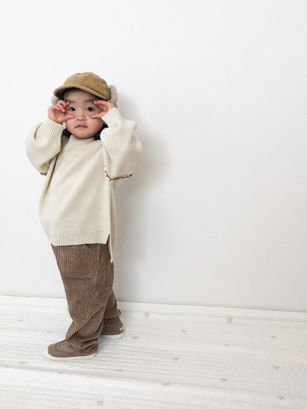 ブラウン系のその他パンツ、ブルー系のニット/セーター、ホワイト系のニット/セーターを着用したキッズの冬コーディネートの4枚目の写真