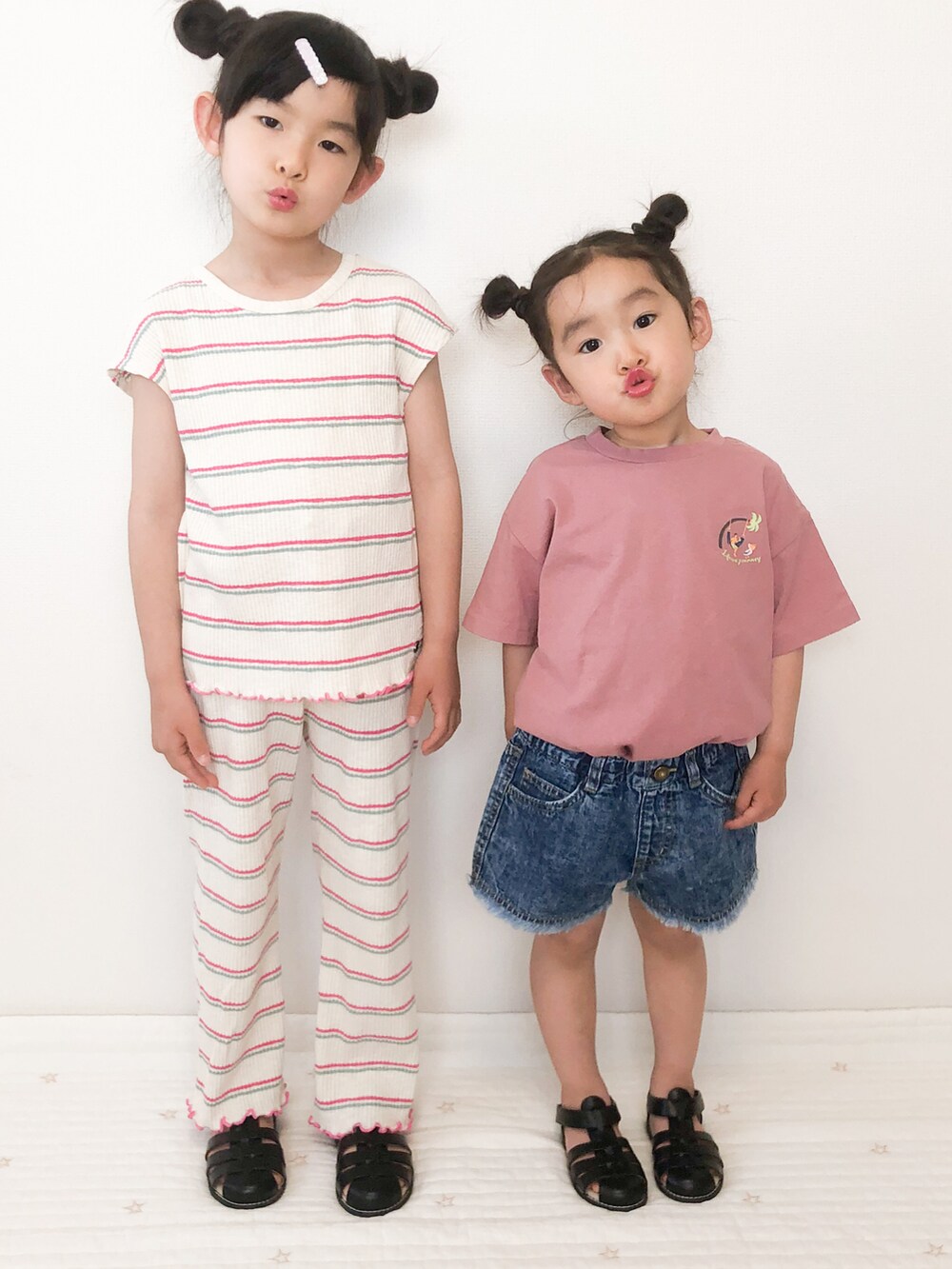 ピンク系のTシャツ/カットソー、ブルー系のその他パンツ、ブラック系のサンダルを着用したキッズの夏コーディネートの5枚目の写真