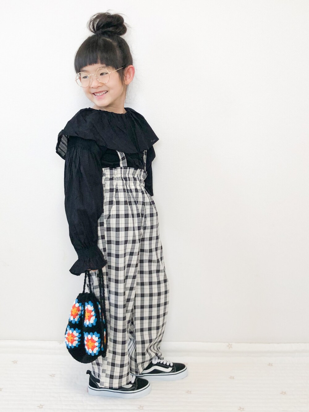 ブラック系のスニーカー、ブラック系のショルダーバッグ、ブラック系のシャツ/ブラウスを着用したキッズの春コーディネートの2枚目の写真