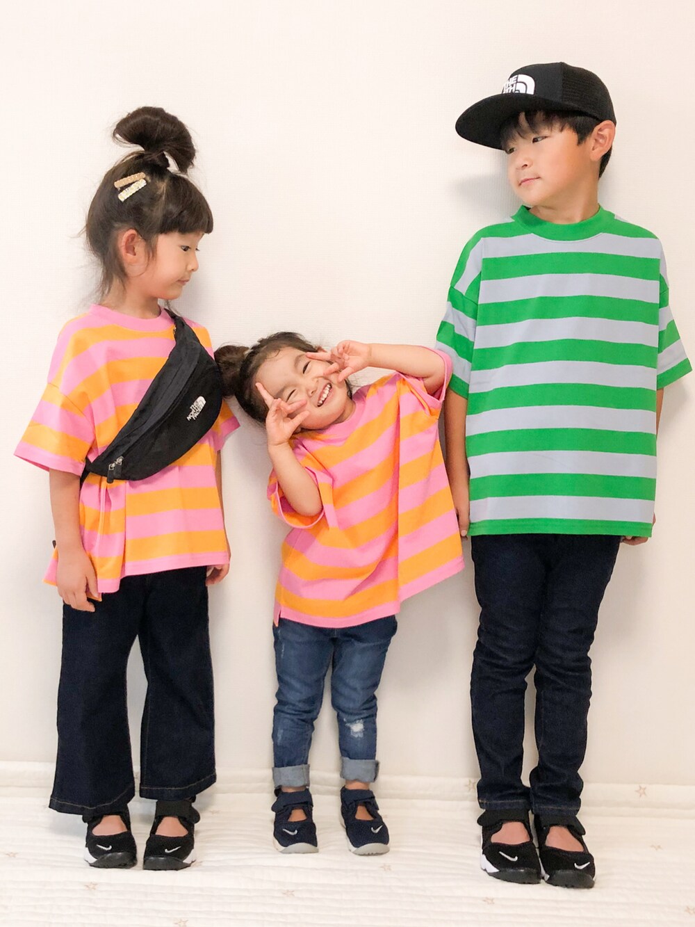 ブルー系のデニムパンツ、ブルー系のデニムパンツ、ピンク系のTシャツ/カットソーを着用したキッズの夏コーディネートの5枚目の写真