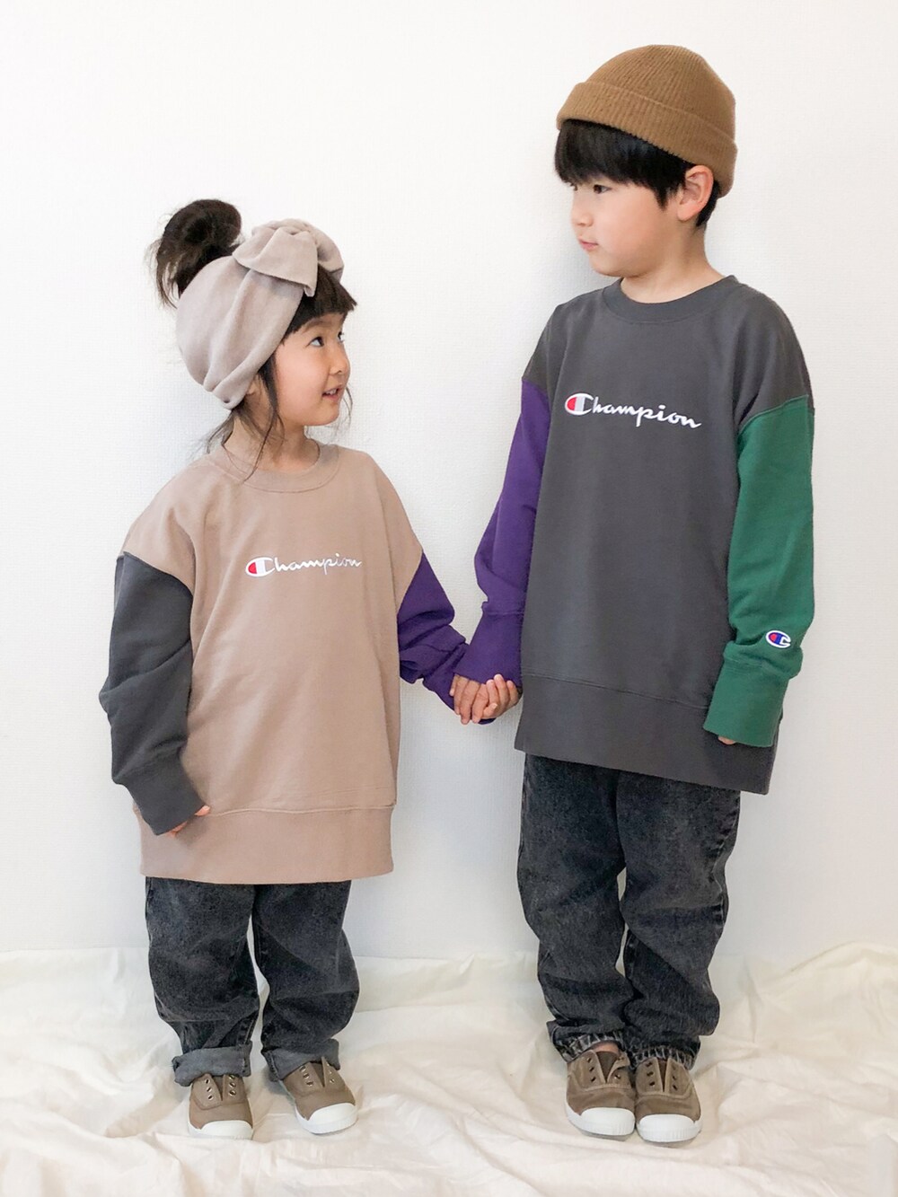 グレー系のスウェット、ベージュ系のスウェット、ブラック系のデニムパンツを着用したキッズの秋コーディネートの3枚目の写真