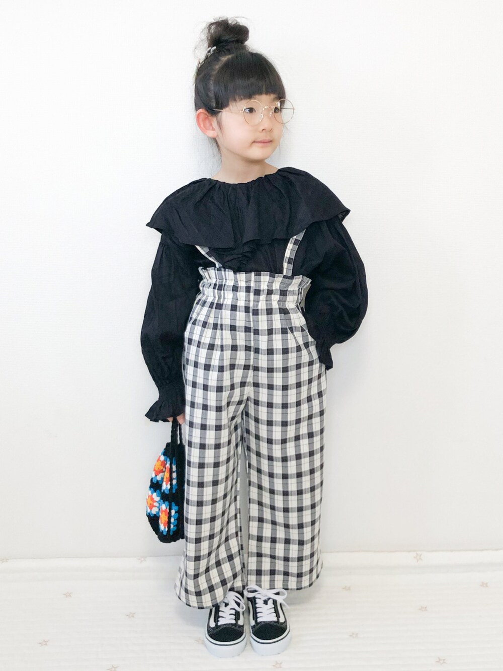 ブラック系のスニーカー、ブラック系のショルダーバッグ、ブラック系のシャツ/ブラウスを着用したキッズの春コーディネートの3枚目の写真