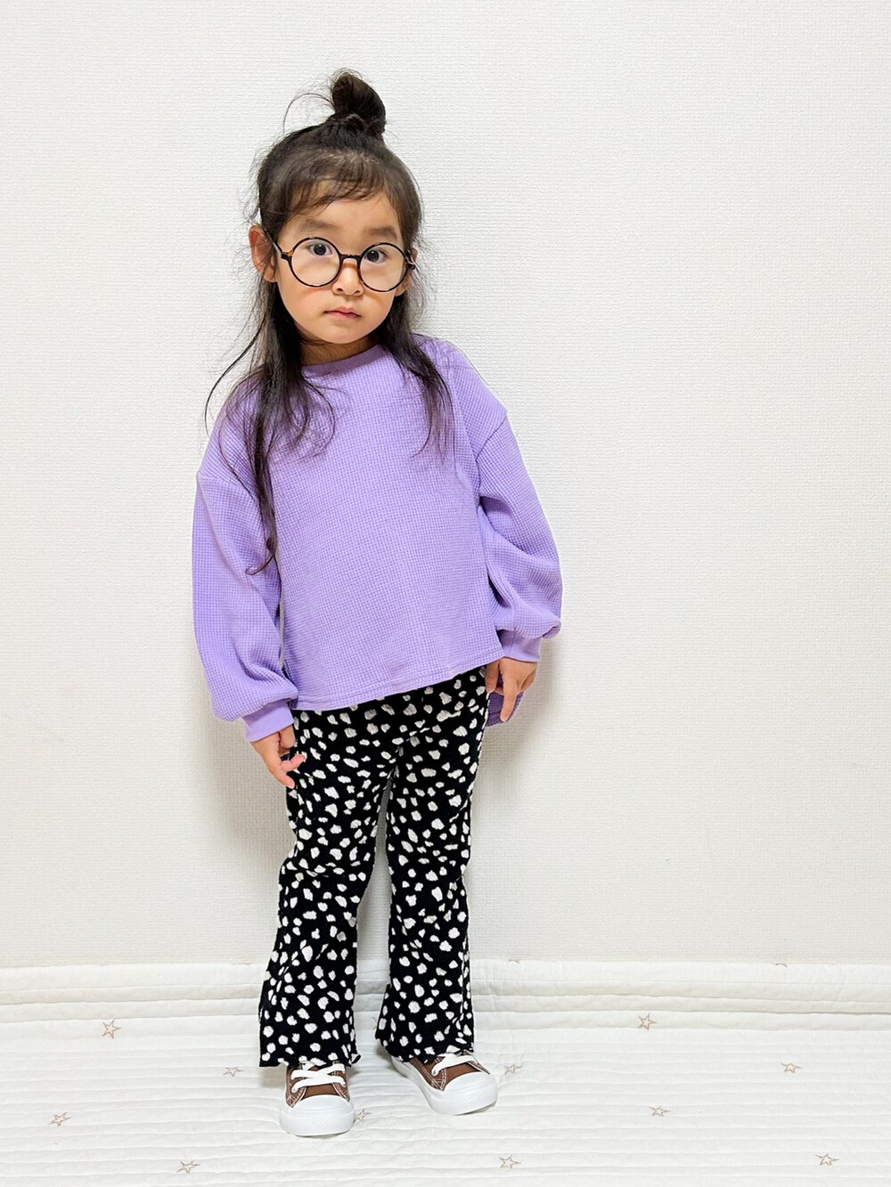 ブラウン系のその他パンツ、パープル系のTシャツ/カットソー、ホワイト系のTシャツ/カットソーを着用したキッズの冬コーディネートの3枚目の写真