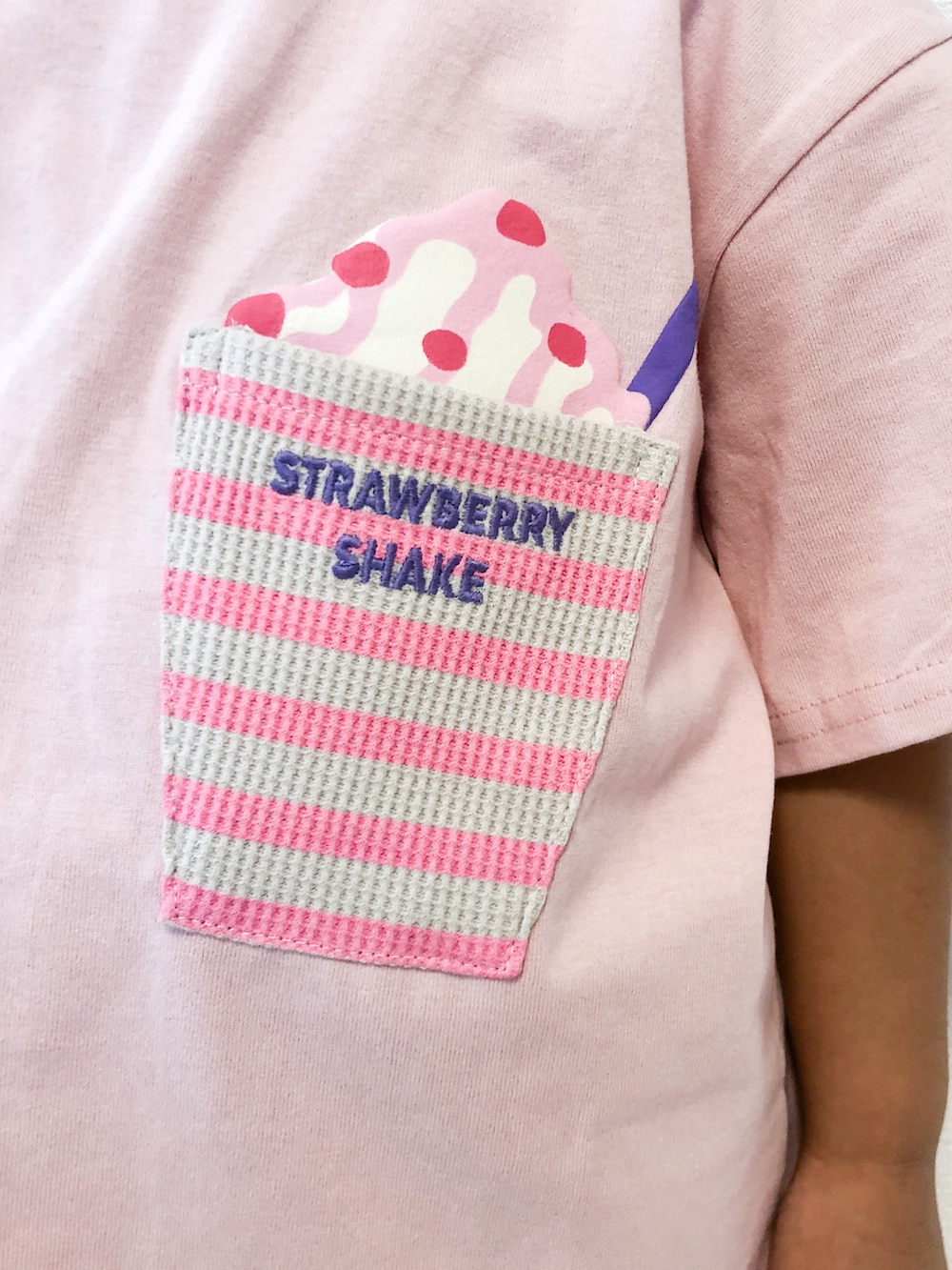 ピンク系のTシャツ/カットソー、ピンク系のその他パンツ、ブラック系のスニーカーを着用したキッズの秋コーディネートの2枚目の写真