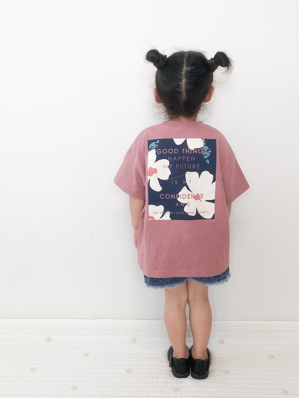 ピンク系のTシャツ/カットソー、ブルー系のその他パンツ、ブラック系のサンダルを着用したキッズの夏コーディネートの3枚目の写真