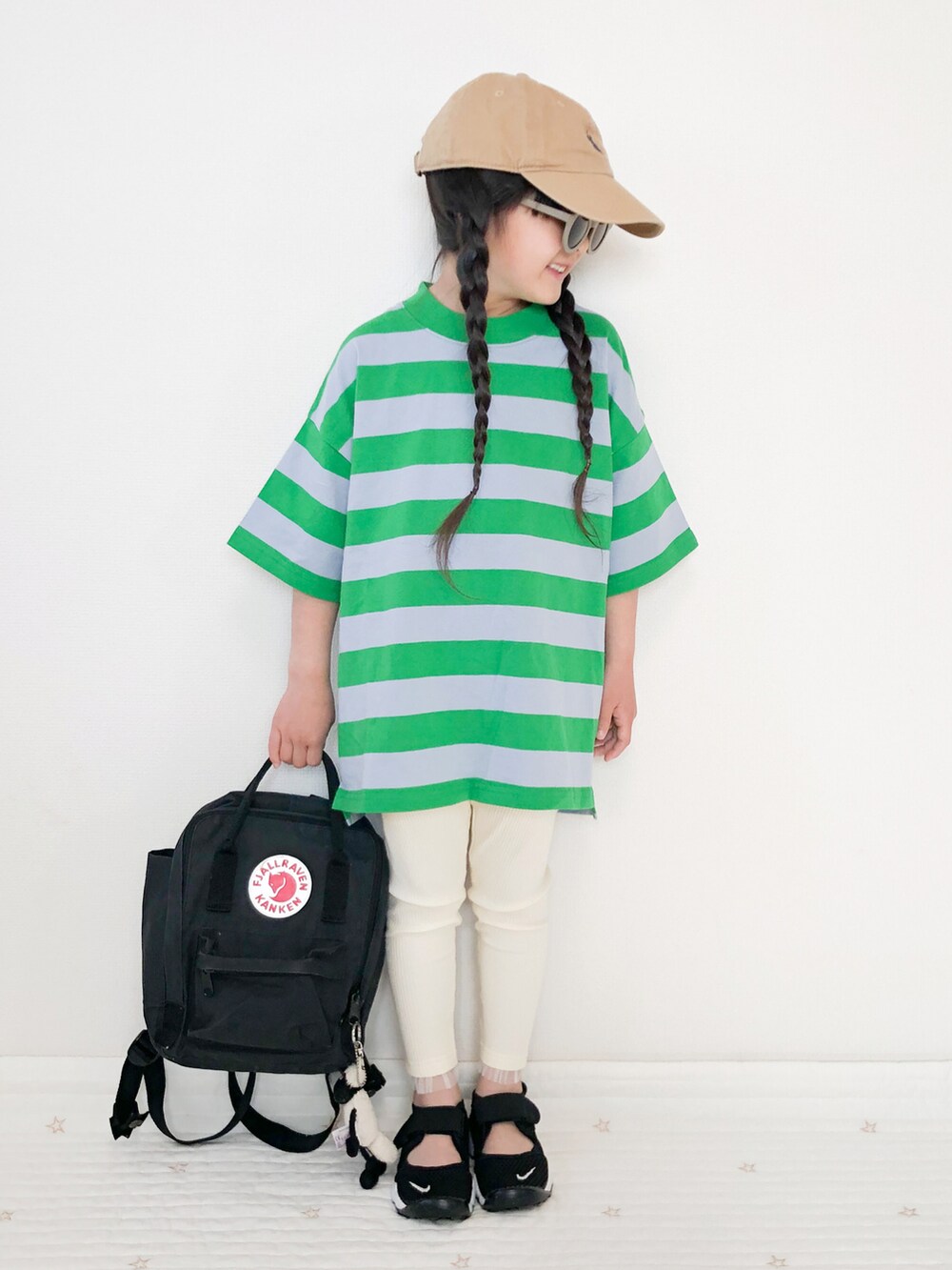 グリーン系のTシャツ/カットソー、ベージュ系のレギンス/スパッツ、ベージュ系のキャップを着用したキッズの夏コーディネートの2枚目の写真