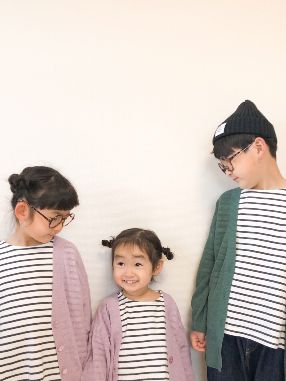 ブルー系のデニムパンツ、ブルー系のデニムパンツ、ブルー系のデニムパンツを着用したキッズの春コーディネートの3枚目の写真