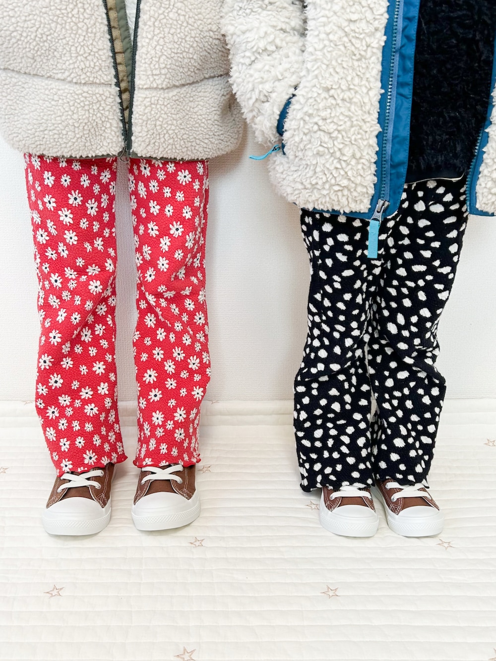 レッド系のその他パンツ、ブラック系のその他パンツ、ベージュ系のブルゾンを着用したキッズの春コーディネートの3枚目の写真