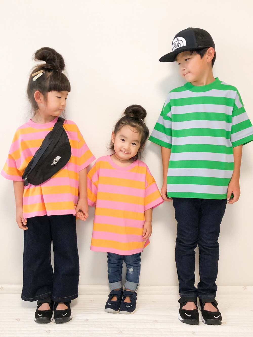 ブルー系のデニムパンツ、ブルー系のデニムパンツ、ピンク系のTシャツ/カットソーを着用したキッズの夏コーディネートの4枚目の写真