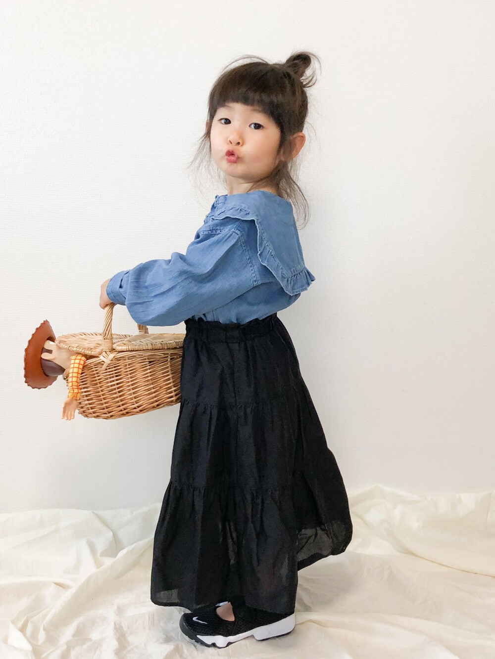 ブラック系のスニーカー、ブルー系のシャツ/ブラウス、ブラック系のスカートを着用したキッズの春コーディネートの2枚目の写真