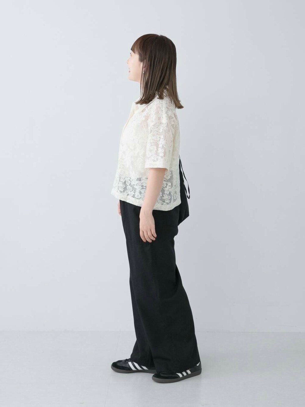 ブラック系のショルダーバッグ、ブラック系のスニーカー、ブラック系のその他パンツを着用したレディースの夏コーディネートの2枚目の写真