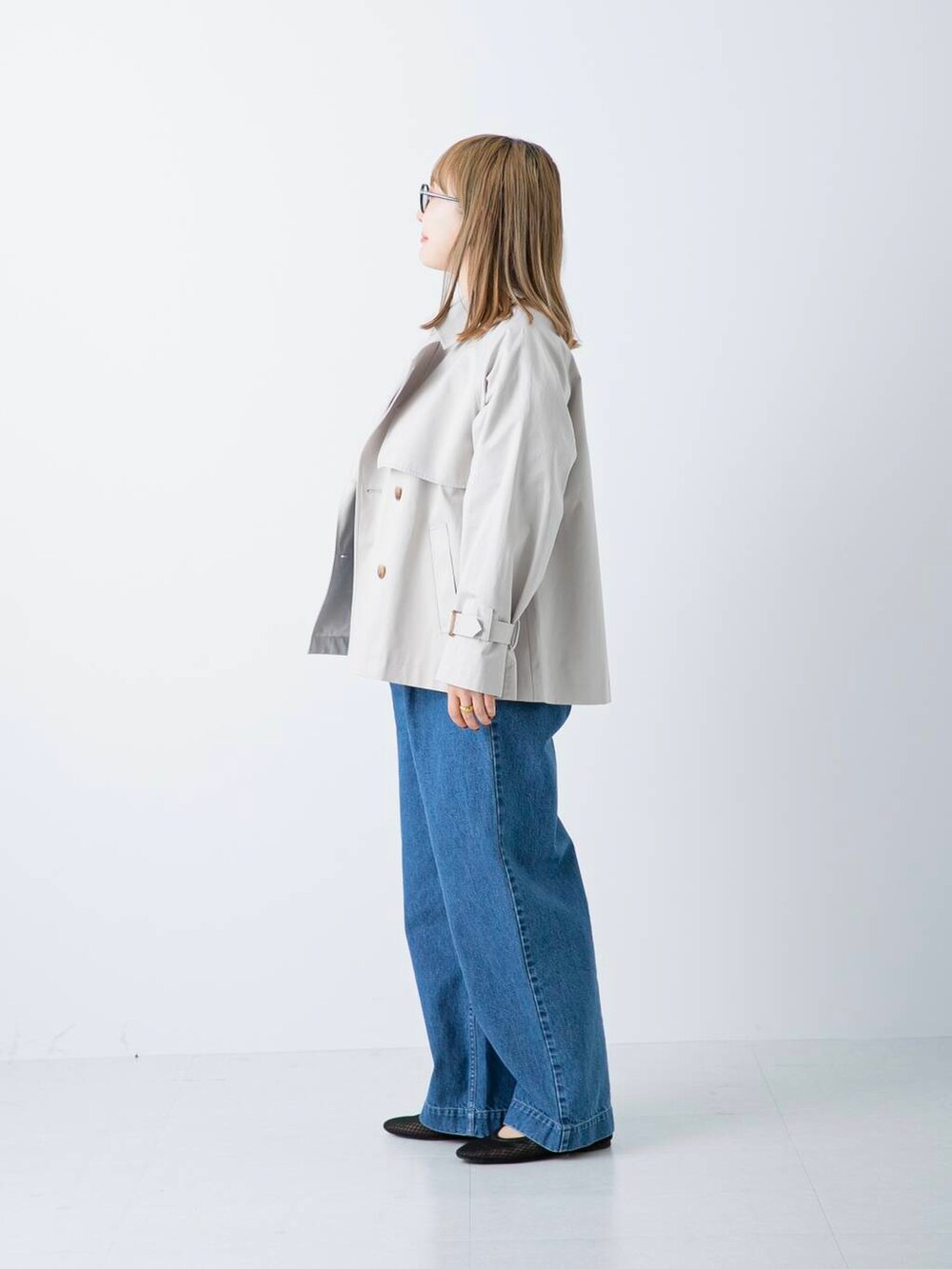 「大人カジュアル、デニム、カジュアルコーデ、シンプルコーデ、SonnyLabel、低身長、春アウター、休日コーデ、newarrival、低身長コーデ、30代、おでかけコーデ、骨格ストレート、イエベ春、30代前半」|「URBAN RESEARCH Sonny Labelのメッシュストラップフラットシューズ(その他シューズ、ブラック系)」を使った、satoさん(レディース・156cm)の春コーディネートの2枚目の写真
