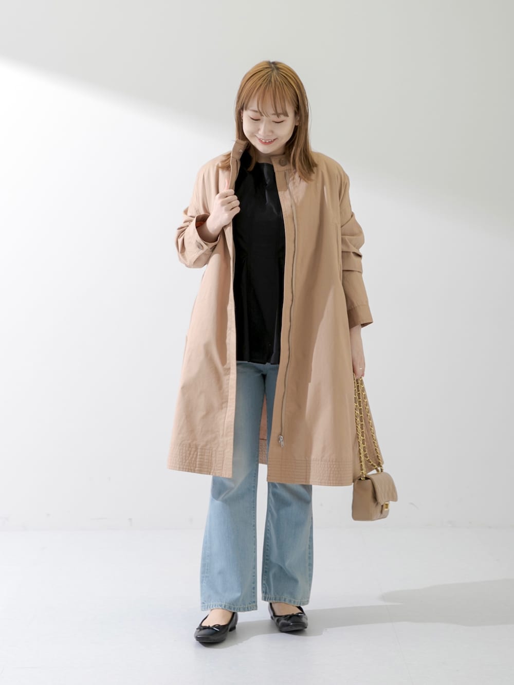 「デニム、トレンチコート、お出かけコーデ、大人コーデ、春アウター、チェーンバッグ、きれいめカジュアル、シンプルコーデ、春コーデ、キルティングバッグ、春服みてみて」|「AULENTTIのAULENTTI キルティングミニショルダーバッグ(ショルダーバッグ、グレー系)」を使った、satoさん(レディース・156cm)の春コーディネートの2枚目の写真