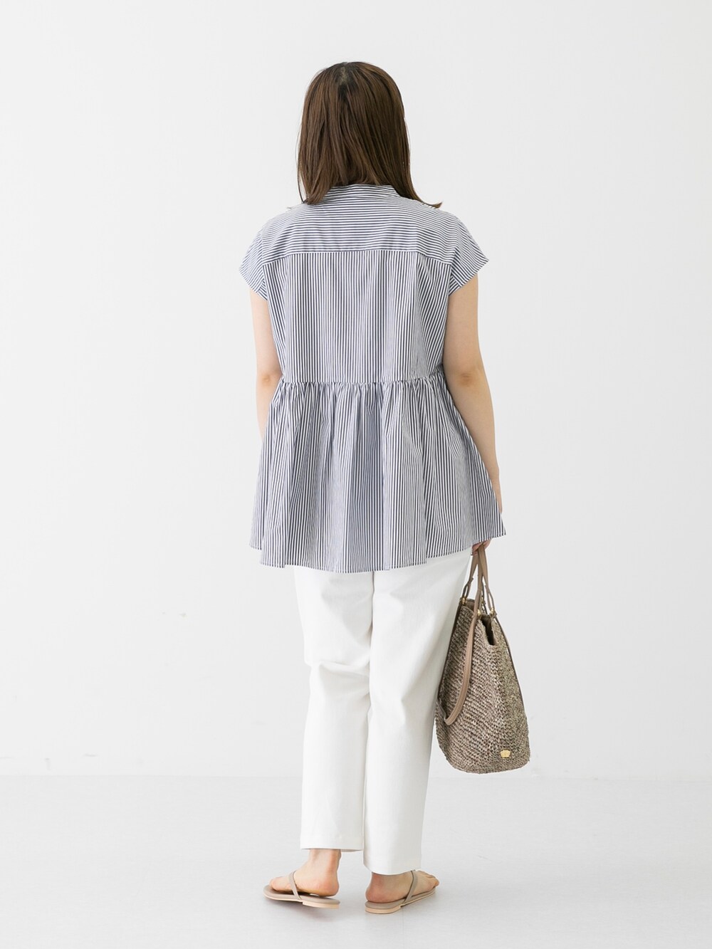 ホワイト系のその他パンツ、グレー系のサンダル、ブラウン系のショルダーバッグを着用したレディースの春コーディネートの4枚目の写真