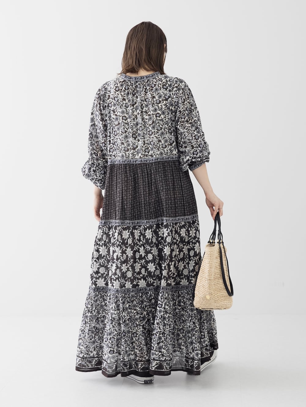 ベージュ系のショルダーバッグ、ブラック系のワンピース、ゴールド系のリングを着用したレディースの春コーディネートの4枚目の写真