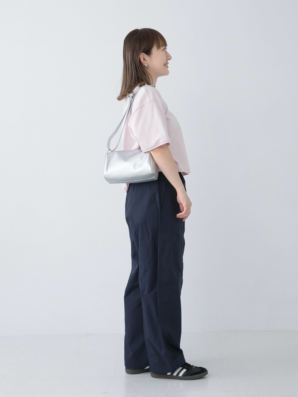 ピンク系のTシャツ/カットソー、ブラック系のスニーカー、ブルー系のその他パンツを着用したレディースの夏コーディネートの2枚目の写真