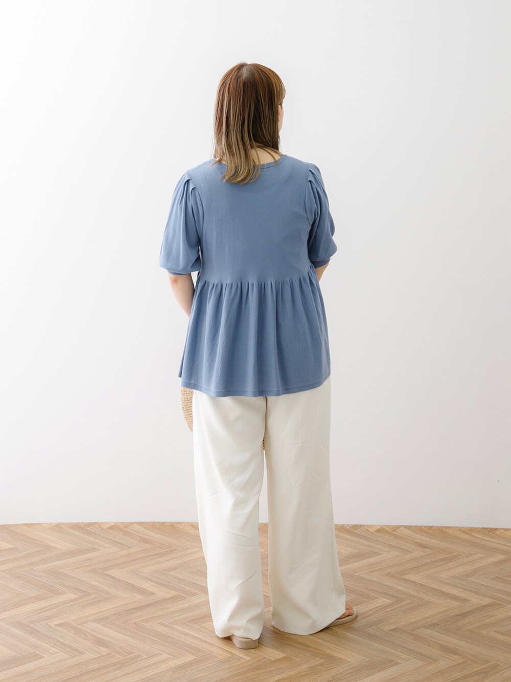 ホワイト系のその他パンツ、ベージュ系のサンダル、ゴールド系のハンドバッグを着用したレディースの夏コーディネートの3枚目の写真