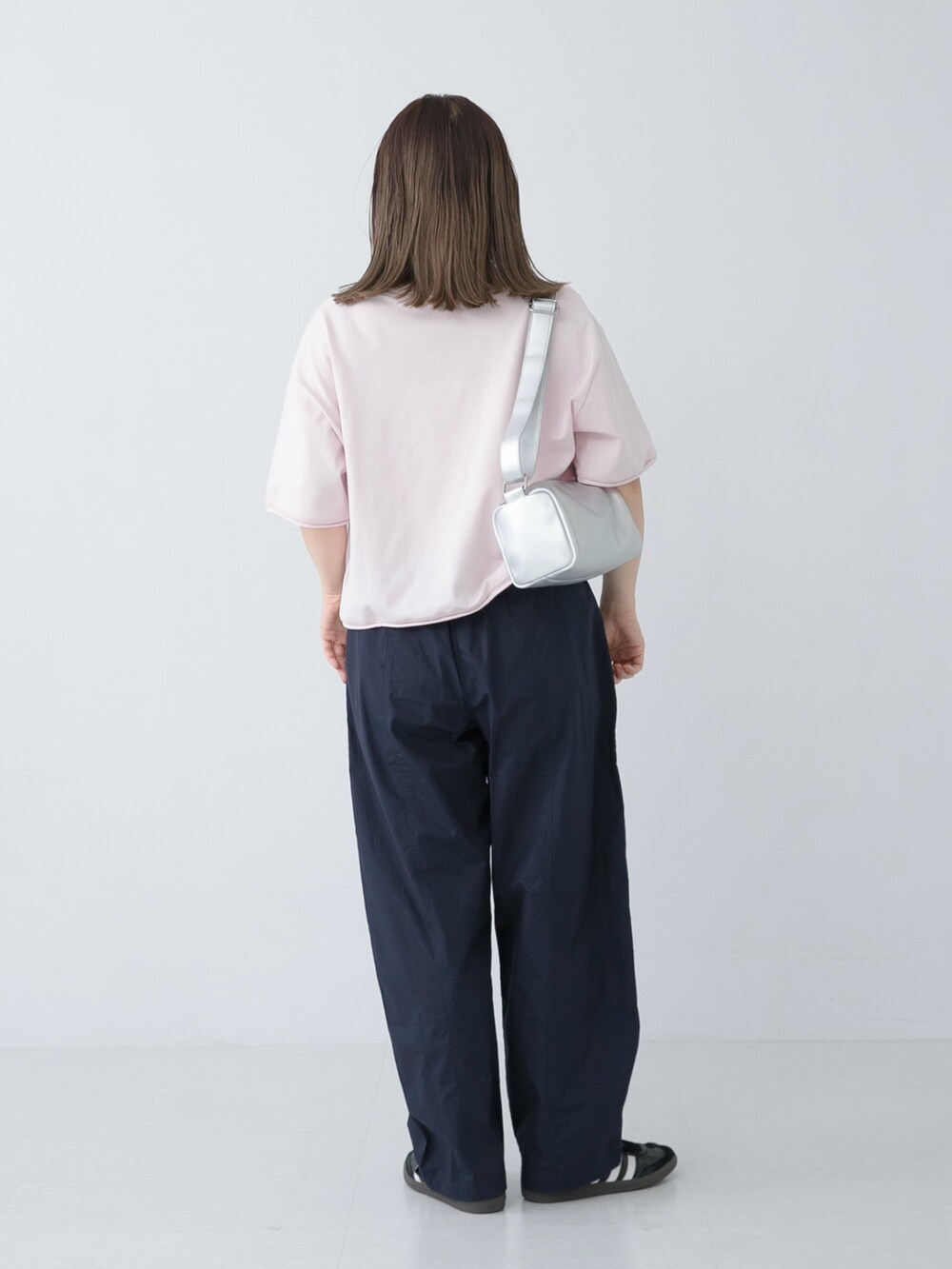 ピンク系のTシャツ/カットソー、ブラック系のスニーカー、ブルー系のその他パンツを着用したレディースの夏コーディネートの3枚目の写真