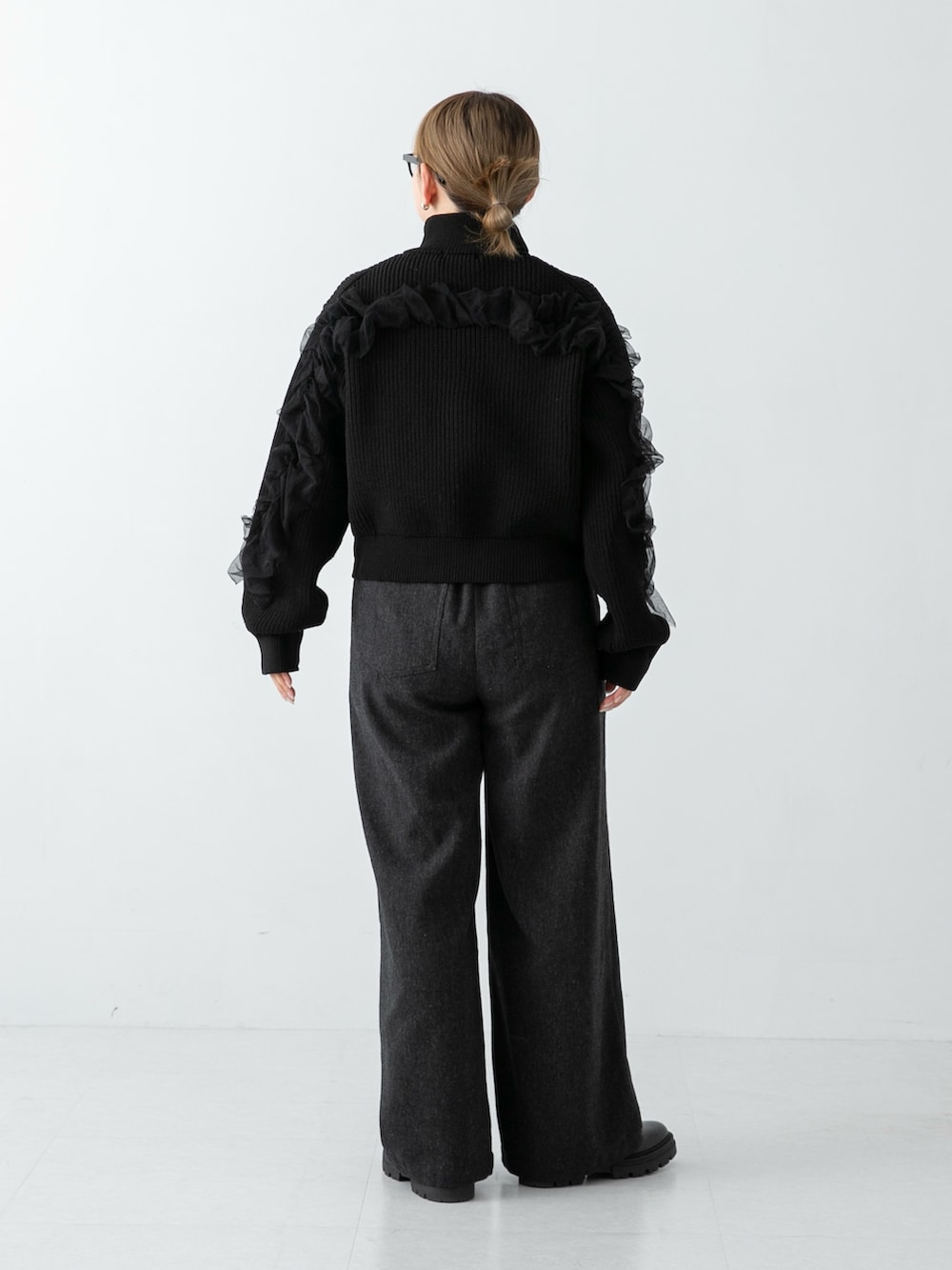 ブラック系のブルゾン、ブラック系のブーツ、ブラック系のその他パンツを着用したレディースの冬コーディネートの3枚目の写真