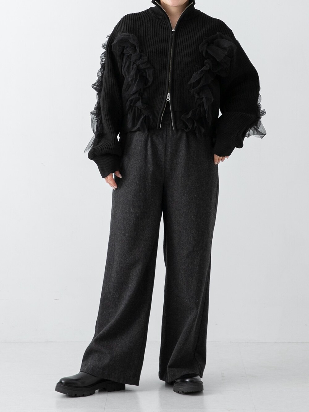 ブラック系のブルゾン、ブラック系のブーツ、ブラック系のその他パンツを着用したレディースの冬コーディネートの4枚目の写真