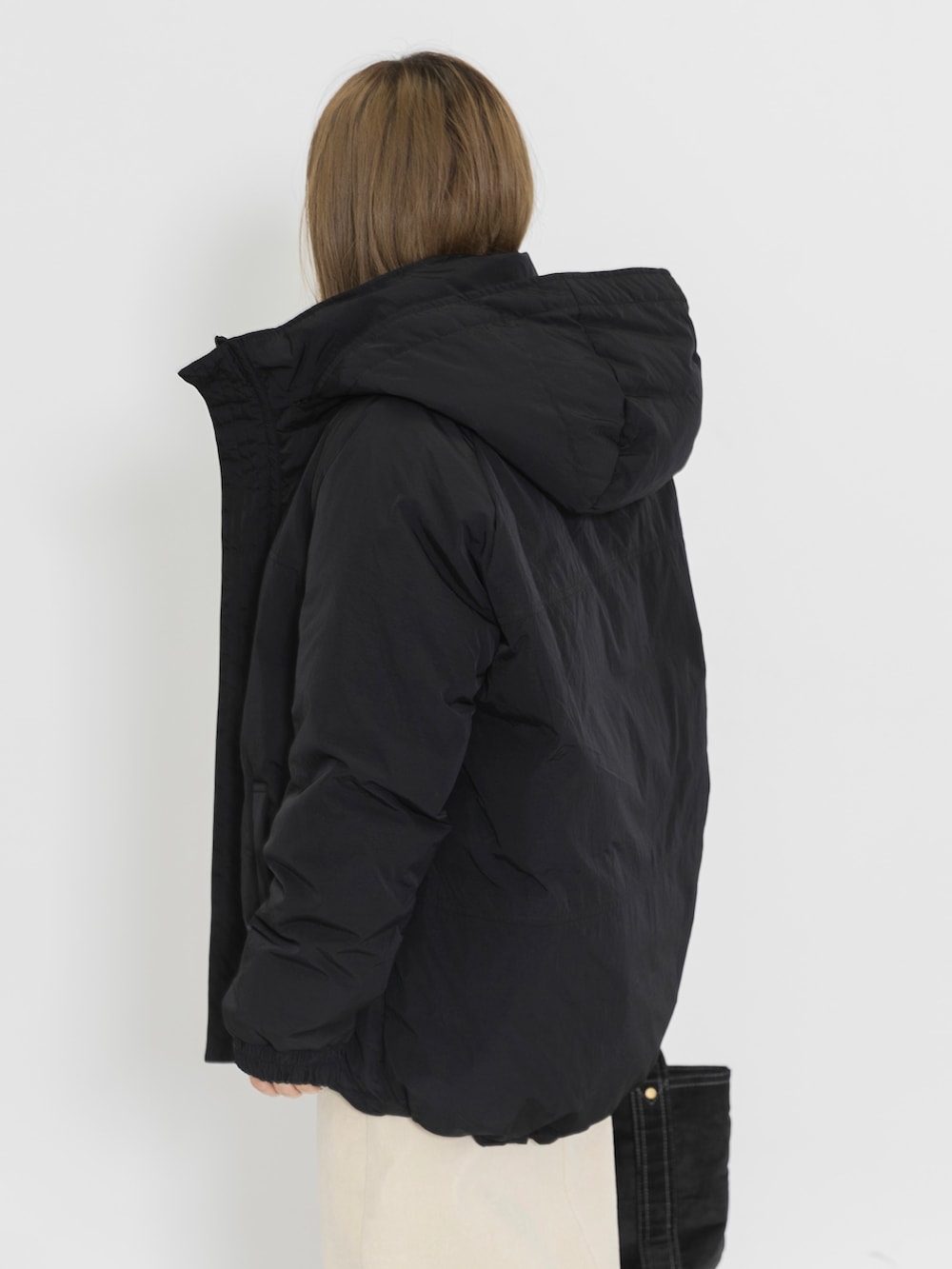 ホワイト系のTシャツ/カットソー、ホワイト系のスカート、グレー系のトートバッグを着用したレディースの冬コーディネートの5枚目の写真