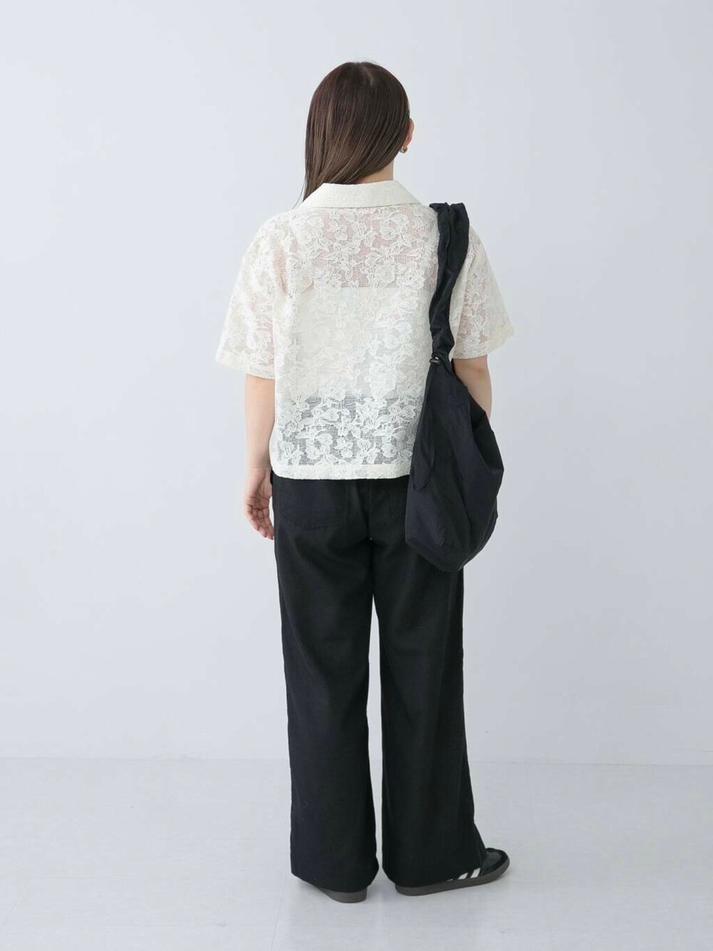 ブラック系のショルダーバッグ、ブラック系のスニーカー、ブラック系のその他パンツを着用したレディースの夏コーディネートの3枚目の写真