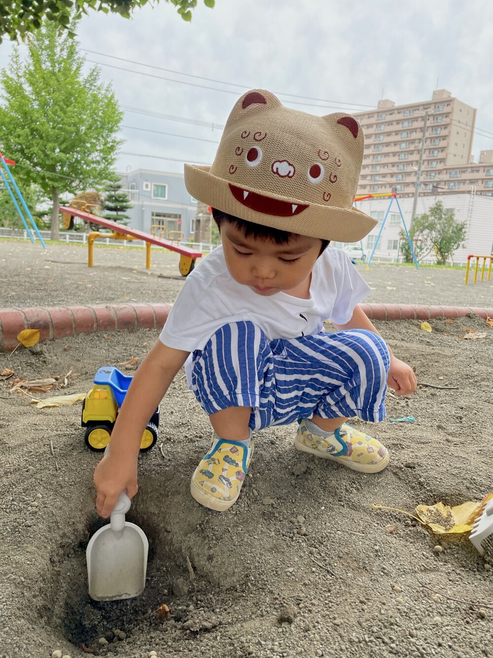 「夏コーデ、にゃー、砂場遊び、ストライプパンツ」｜「ネ・ネットのアイテム（Tシャツ/カットソー、ホワイト系）」を使った、れいはるさん（キッズ・90cm）の夏コーディネートの5枚目の写真