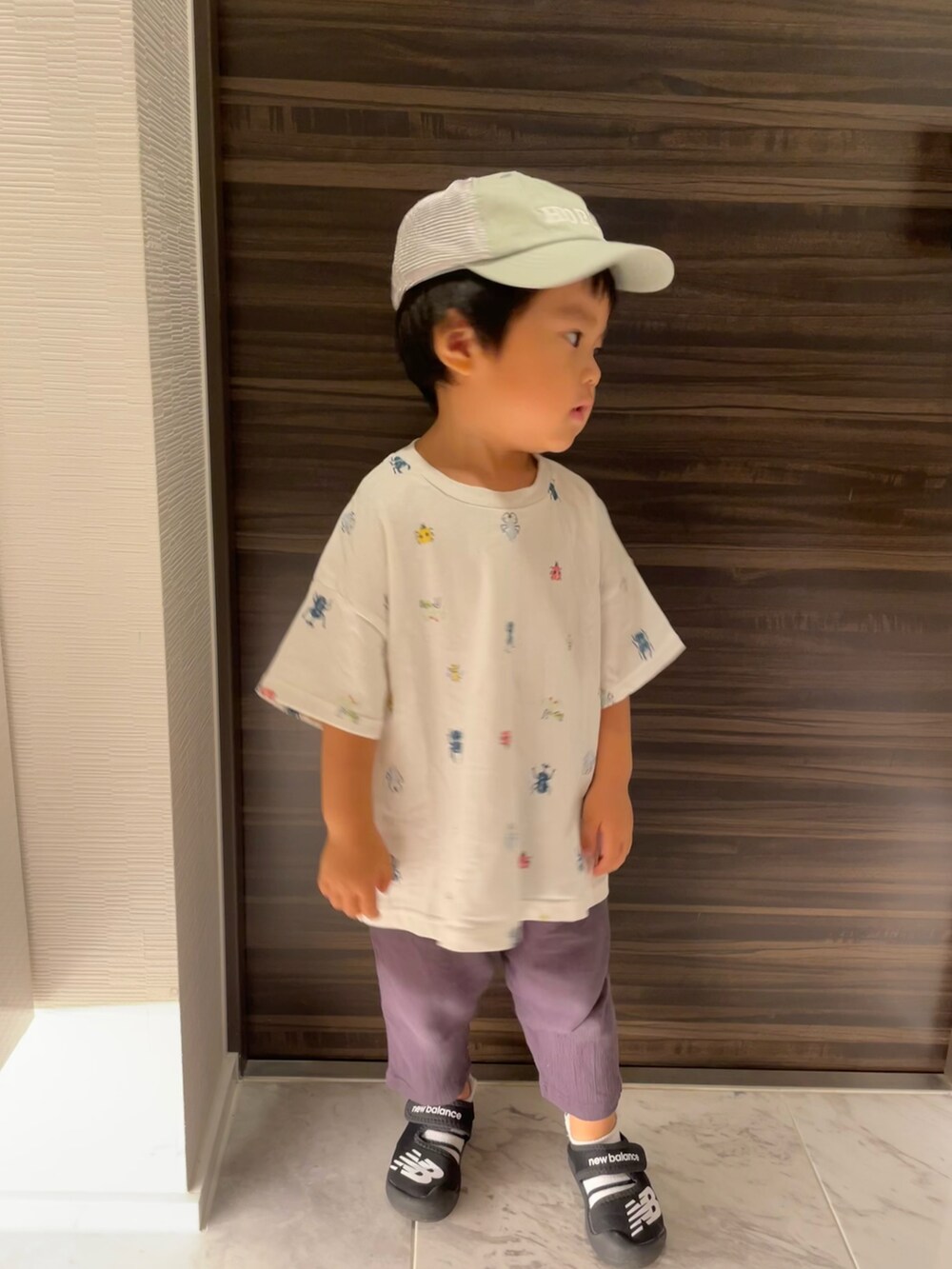 「真夏のアクティブスタイル、男の子、Tシャツ、ニューバランス、虫」｜「NEW BALANCEのCRUISER I（サンダル、ブラック系）」を使った、れいはるさん（キッズ・90cm）の夏コーディネートの2枚目の写真