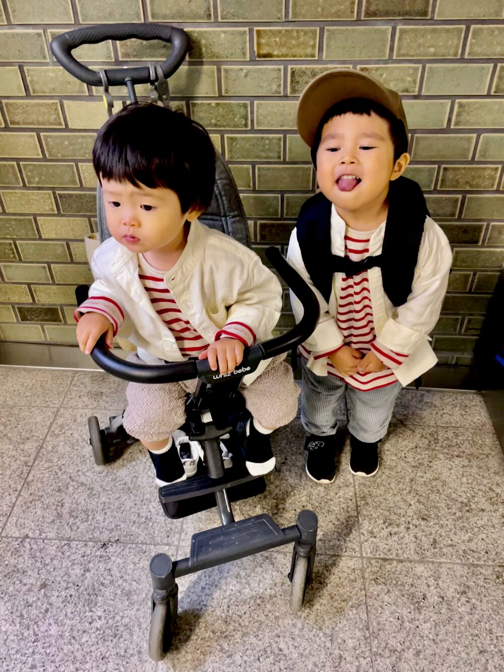 「秋ルック紹介するよ、シロシャツ、あかボーダー、きょうだいコーデ、おとこのこ、おそろいコーデ」｜「pairmanonのユニセックスワンポイント刺繍キャップ（キャップ、ブラウン系）」を使った、れいはるさん（キッズ・90cm）の秋コーディネートの3枚目の写真
