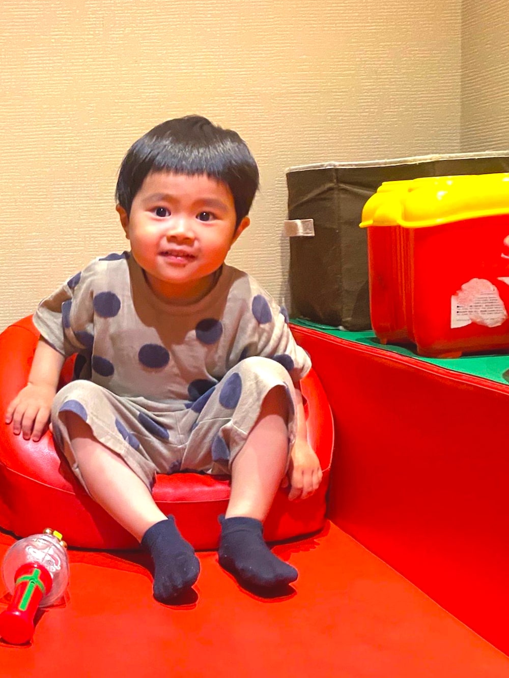 グリーン系のTシャツ/カットソー、ベージュ系のその他パンツ、ブラック系のサンダルを着用したキッズの夏コーディネートの3枚目の写真