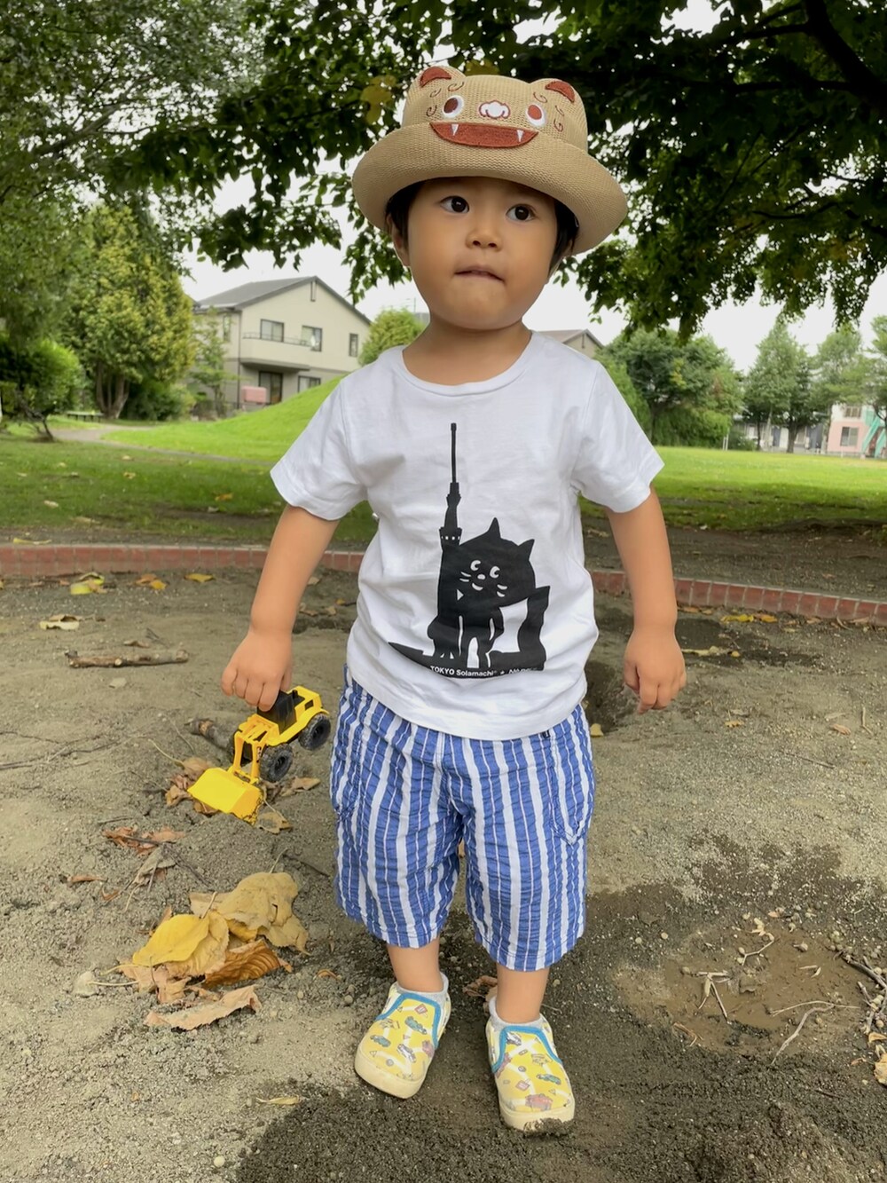 「夏コーデ、にゃー、砂場遊び、ストライプパンツ」｜「ネ・ネットのアイテム（Tシャツ/カットソー、ホワイト系）」を使った、れいはるさん（キッズ・90cm）の夏コーディネートの2枚目の写真