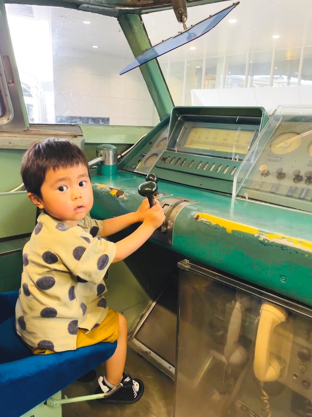 グリーン系のTシャツ/カットソー、ベージュ系のその他パンツ、ブラック系のサンダルを着用したキッズの夏コーディネートの2枚目の写真